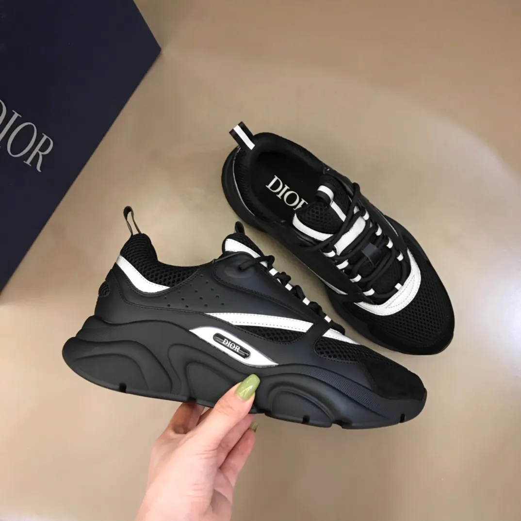 Factory price: 480💰 ◾️▫️Dior D®️ x 🆕 (high version) B22 men's jogging fashion sneakers, this single product draws inspiration from retro jogging shoes. It adopts a thick low-top design, with an upper made of black cow leather and mesh fabric, and a black and white engraved rubber sole. Black mesh fabric tongue and heel counters complement black laces, with an embossed "Di~r" logo embellishment on the side. These sneakers can be mixed and matched with a classic suit for a sporty chic look! Size: 39-45 (38, 46 can be customized)
